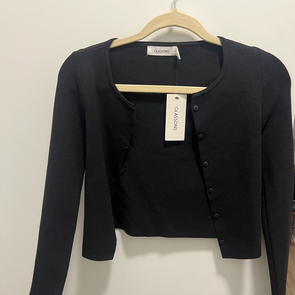 Cropped black ribbed cardigan from Glassons